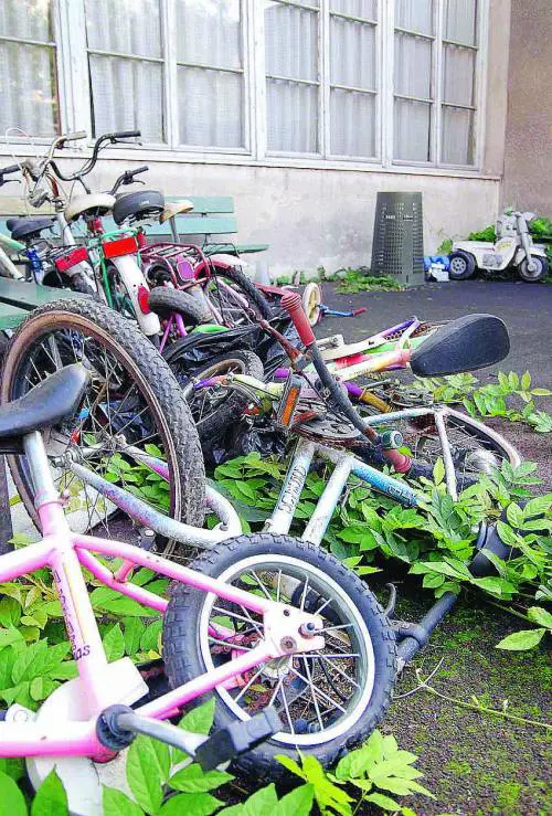 Dopo la denuncia del «Giornale», i vigili allontanano gli abusivi e sigillano lo stabile. Il vicesindaco De Corato: «Presto faremo murare porte e finestre» Comasina, sgomberato l’«asilo» dei rom  Una mamma: «Un segnale importante. Ora vogliamo la 