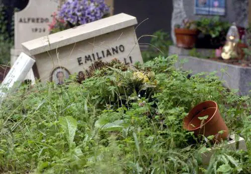 Al cimitero si rischia anche laggressione davanti alle tombe