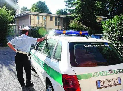 Comasina «blindata»: una pattuglia di vigili davanti allasilo assediato