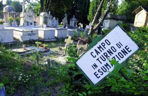 Quinto, viaggio in un cimitero dimenticato