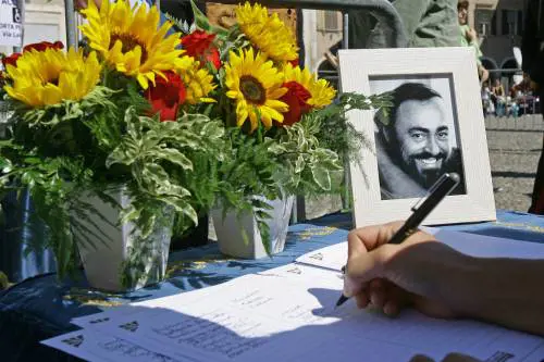 Pavarotti, abbraccio della folla 
L'ultimo saluto di Napolitano