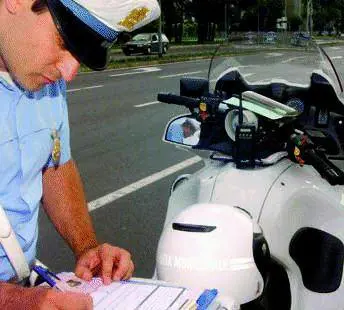 A 83 anni investe una donna e scappa