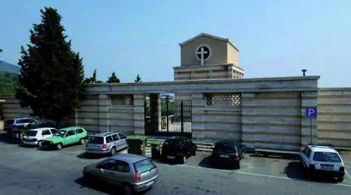 «In terra non si vede una carta ma è impossibile avere un loculo»