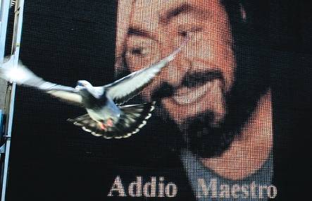 Il mondo piange  l’ultimo "Vincerò" di Luciano