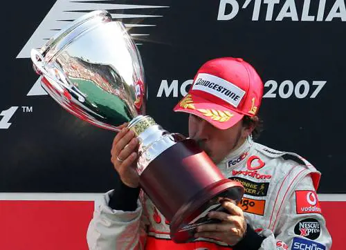 Alonso esulta: "La mia prima vittoria qui è davvero speciale"