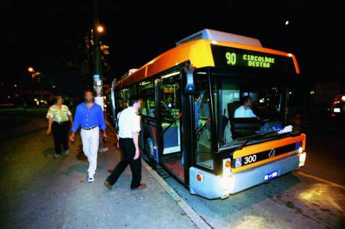 La paura fa «90»: rapina e coltellate sul filobus