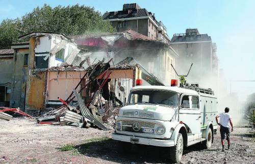 Palazzina ex Alfa addio, hanno vinto le ruspe