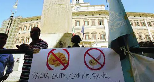 "Pane e pasta sono un lusso" 
Si tira la cinghia sugli spaghetti