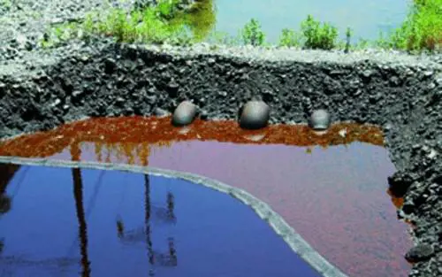 «Il torrente Riccò trasformato in una discarica di gasolio»