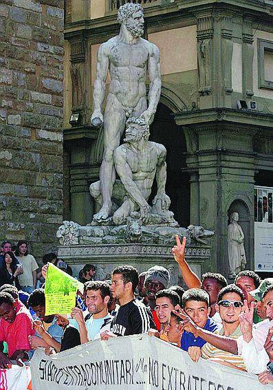 Firenze, gli immigrati contestano l’Unione Scontro sui lavavetri