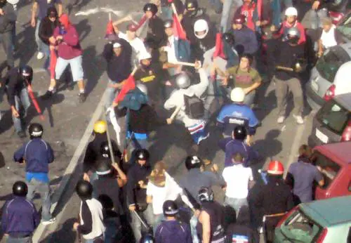 "Ridateci lo striscione". E intorno allo stadio si scatena la guerriglia