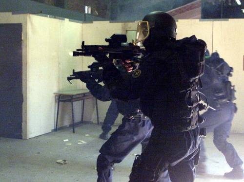 Il blitz all'alba: impegnati i paracadutisti del Col Moschin e le Sas inglesi