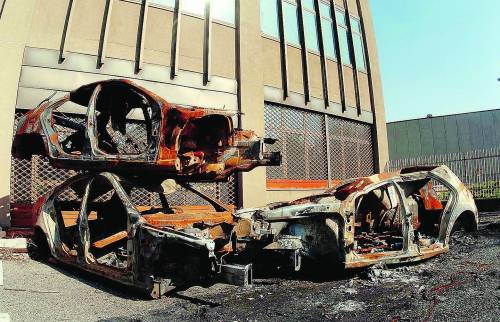 Rogoredo, carcasse d’auto come arredo urbano