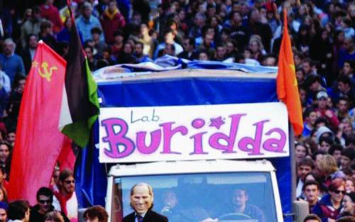 Bernabò Brea (An): «Il centro sociale lasci il palazzo del Comune che occupa abusivamente». L’assessore Pastorino: «Se va via, gli troveremo uno stabile» Mancano case, ma Tursi non sfratta il Buridda