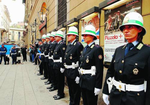 Aggressione all’uscita da scuola: genitori «arrestano» scippatore