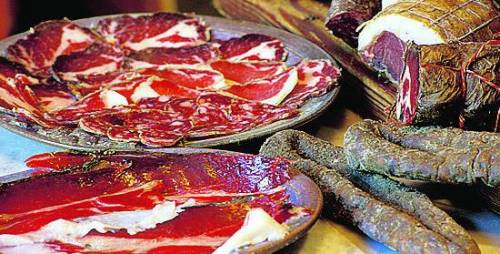 Salami e salumi in piazza a Mantova