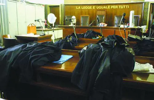 E il giudice fa riassumere il morto