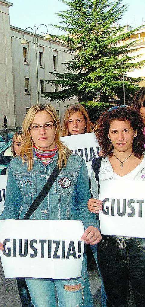 La rabbia dei parenti: «Bastardo, devi morire»