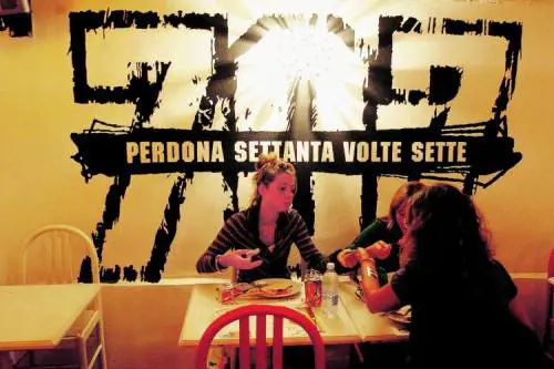 Brera, nel pub delle «Pecore» la birra si serve con la predica