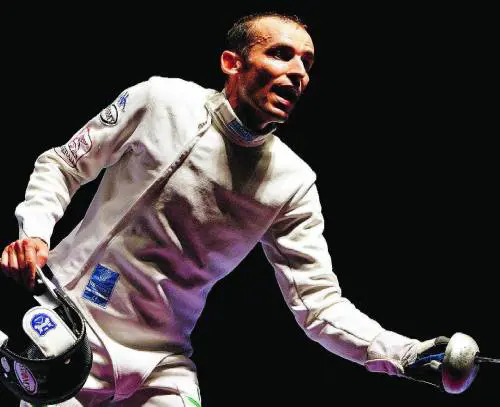 Spadisti dargento con dedica a Moratti Il fioretto rosa è nero