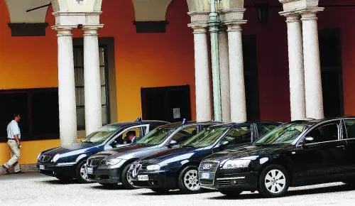 Il Comune  dà un taglio: «Stop agli sprechi, in garage le auto blu»