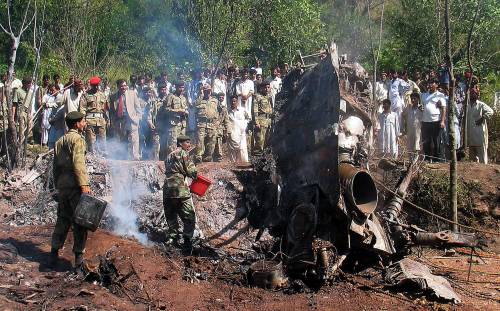 Attentato a Musharraf, un razzo 
sull'elicottero: morti quattro agenti