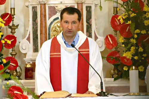 Cacciato don Sante, prete 
che voleva una fidanzata