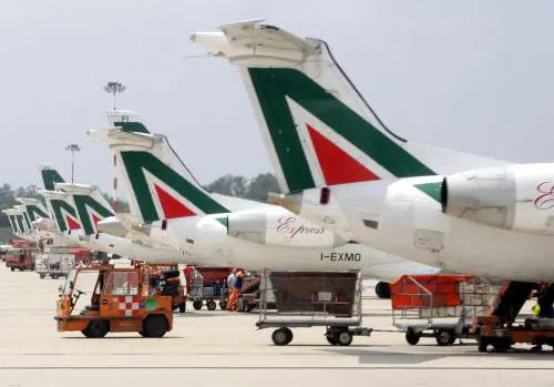 Vendita Alitalia, 6 in corsa