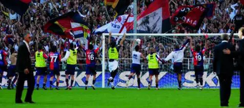 Ferito e rapinato mentre aspetta il bus