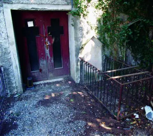 Borzoli, nella cripta defunti tra sporcizia e attrezzi da lavoro