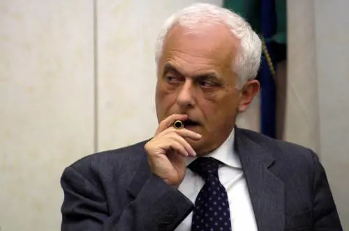 Visco: "L’Italia è in declino"