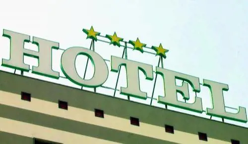Hotel, bagno e tv in camera per la legge sono un optional