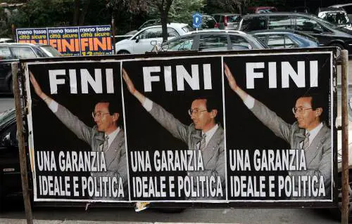 Roma tappezzata di manifesti anti-Fini