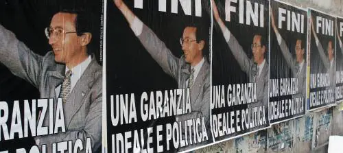 Fini sui muri fa il saluto romano. È caccia all’autore della beffa