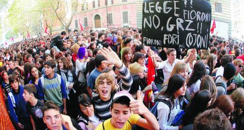 Lanci d’uova, striscioni e slogan: «Fioroni vaffa»