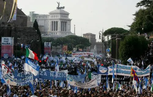 Mezzo milione in piazza con An 
per dare l'avviso di sfratto a Prodi