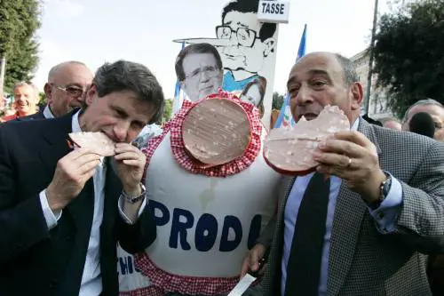 Il tricolore lungo 700 metri e la mortadella-Prodi di tre metri