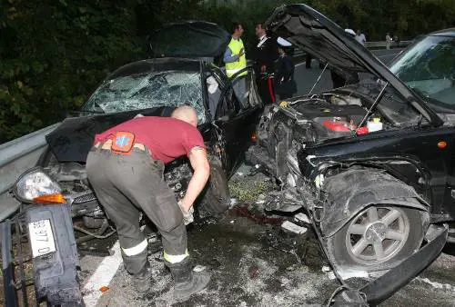 Ubriaco al volante scappa e centra un'auto: muore un'anziana
