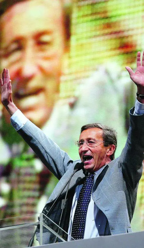 Fini lancia il Polo: "Uniti e si torna al governo". Prodi piange: "Insulti"