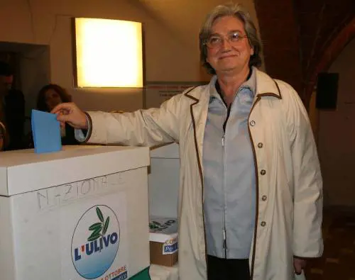 Bindi e Letta alle urne col "braccino"