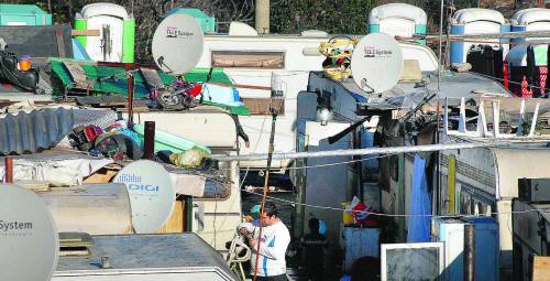 Nel campo dei rom onesti si ruba l’elettricità