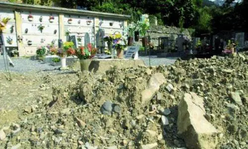 Cimiteri, il muro crolla e nessuno interviene