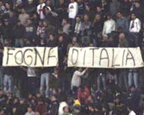 Striscioni razzisti a San Siro 
Il giudice squalifica la curva