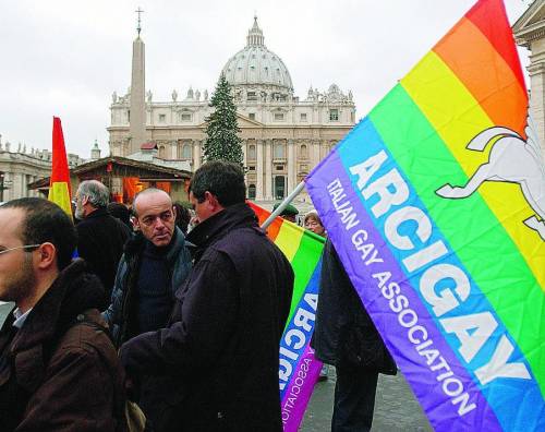 Il Vaticano ferma il vescovo in visita all’Arcigay