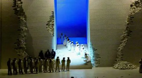 Per i «Vespri siciliani» maxischermo in Galleria e bonbon alle signore