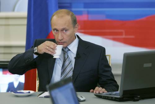 Putin mostra i muscoli: 
"La Russia progetta 
nuove armi atomiche"