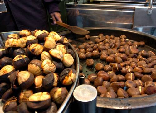 Castagne per tutti in Spianata Castelletto
