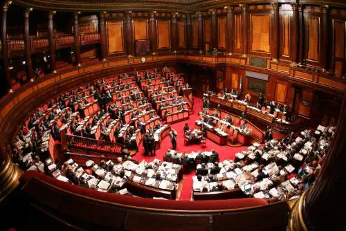 Premio di 1.800 euro al mese ai 40 senatori senza l'ufficio