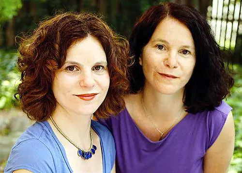 Divise in culla per esperimento. 
Si scoprono gemelle a 35 anni