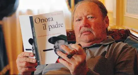 Il povero miliardario che attacca i figli 
"Hanno fatto un sacco di soldi. I miei"